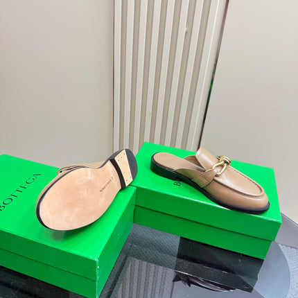 ASTAIRE MULE IN LIGHT BROWN CALFSKIN WITH GOLD HARDWARE