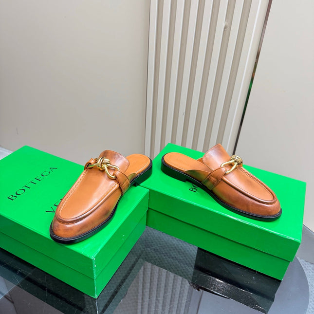 ASTAIRE MULE IN CINNAMON BROWN CALFSKIN WITH GOLD HARDWARE