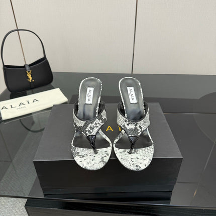 ALAIA HEELED THONG 25S IN WHITE AND BLACK LAMBSKIN SNAKE-EMBOSSED