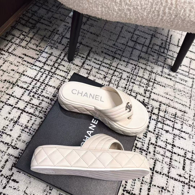 THICK-SOLED THONG SLIPPERS IN WHITE CALFSKIN