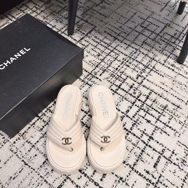 THICK-SOLED THONG SLIPPERS IN WHITE CALFSKIN