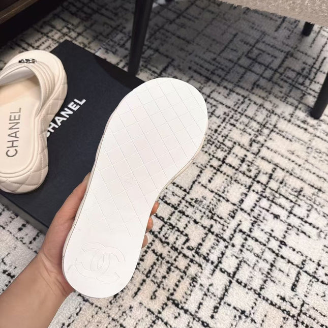 THICK-SOLED THONG SLIPPERS IN WHITE CALFSKIN