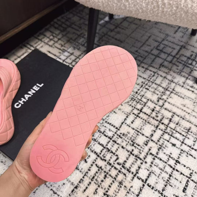 THICK-SOLED THONG SLIPPERS IN BRIGHT PINK CALFSKIN