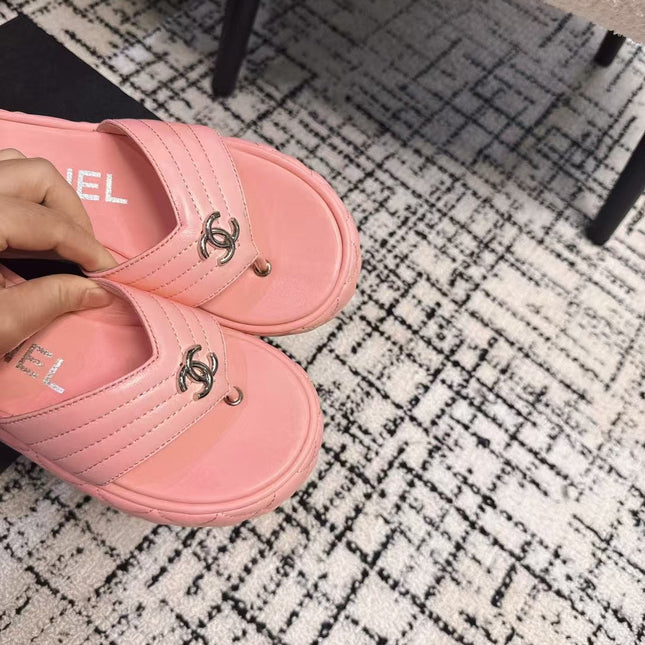 THICK-SOLED THONG SLIPPERS IN BRIGHT PINK CALFSKIN
