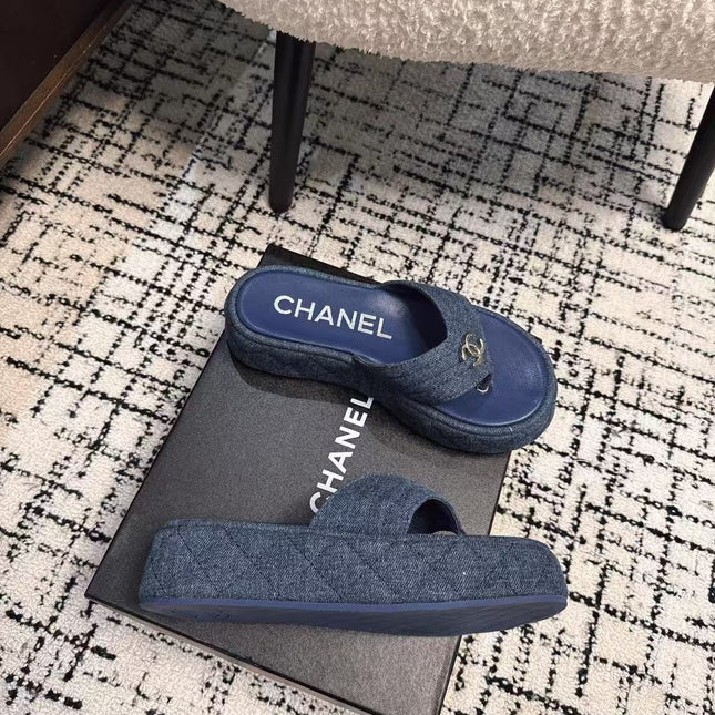THICK-SOLED THONG SLIPPERS IN NAVY BLUE DENIM