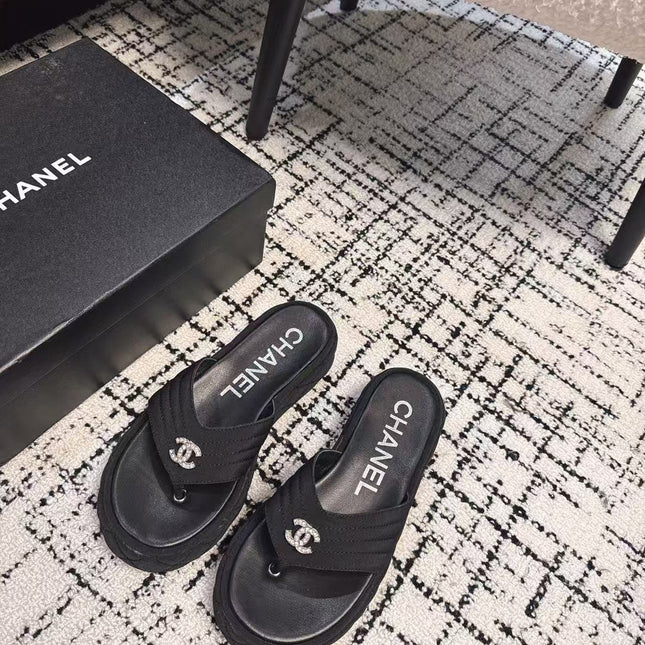 THICK-SOLED THONG SLIPPERS IN BLACK DENIM