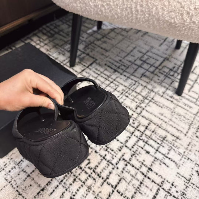 THICK-SOLED THONG SLIPPERS IN BLACK DENIM