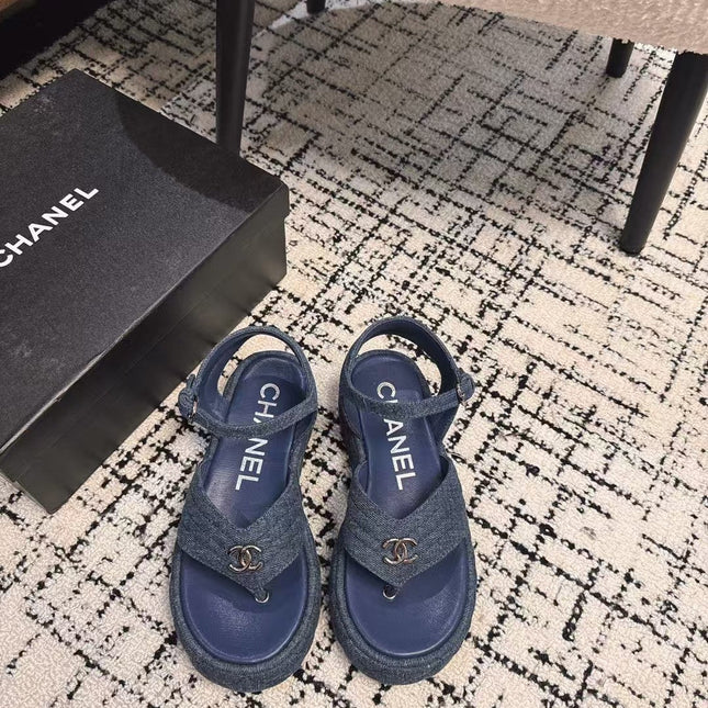 THICK-SOLED THONG SANDAL IN NAVY BLUE DENIM