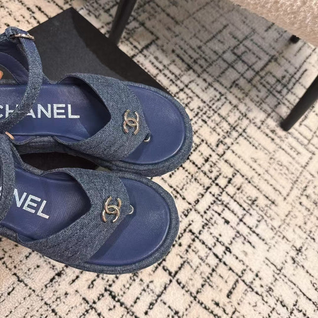 THICK-SOLED THONG SANDAL IN NAVY BLUE DENIM