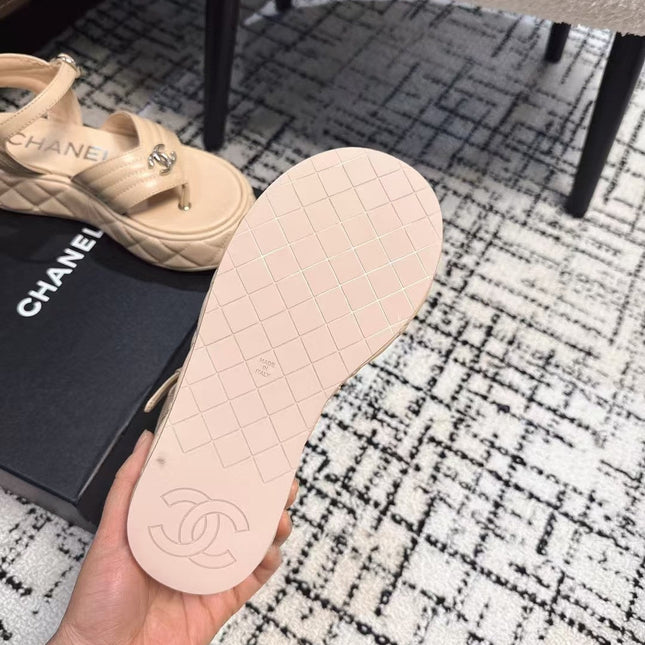 THICK-SOLED THONG SANDAL IN MACAROON BEIGE LAMBSKIN