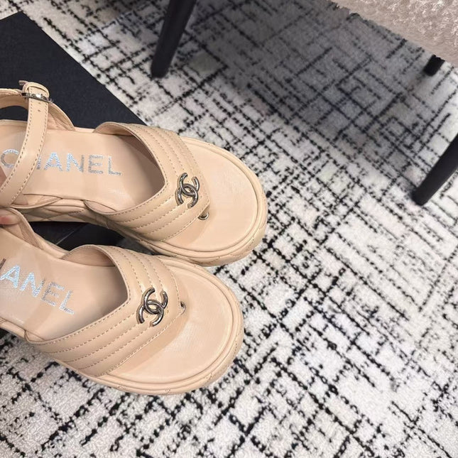 THICK-SOLED THONG SANDAL IN MACAROON BEIGE LAMBSKIN