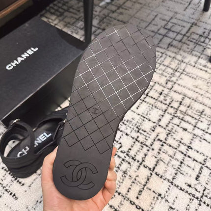 THICK-SOLED THONG SANDAL IN BLACK DENIM