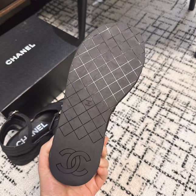 THICK-SOLED THONG SANDAL IN BLACK DENIM