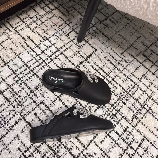 FLAT MULES IN BLACK CALFSKIN