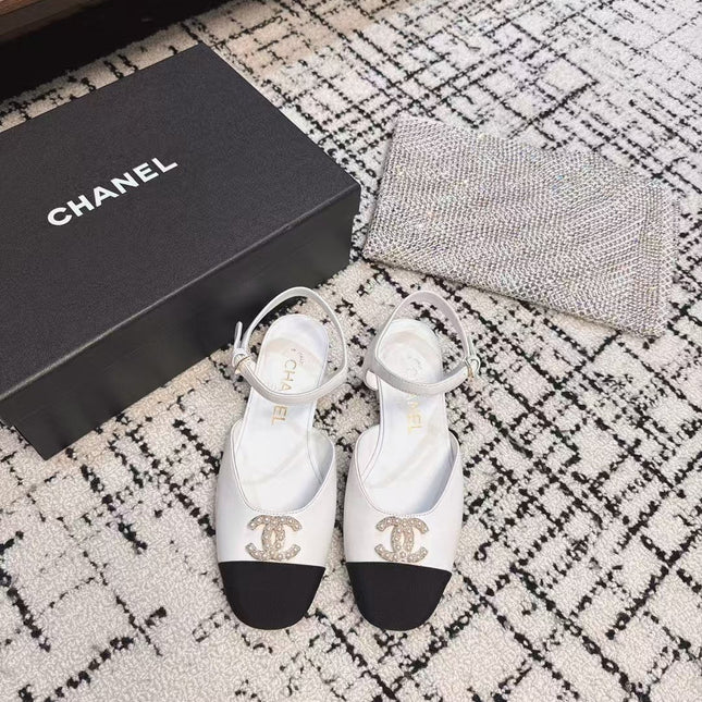 FLAT SLINGBACKS IN WHITE CALFSKIN AND BLACK FABRIC