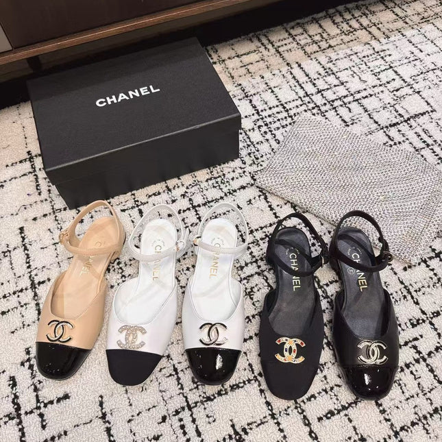 FLAT SLINGBACKS IN WHITE CALFSKIN AND BLACK FABRIC