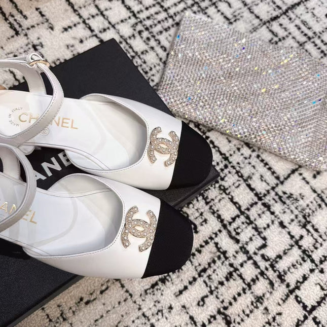 FLAT SLINGBACKS IN WHITE CALFSKIN AND BLACK FABRIC