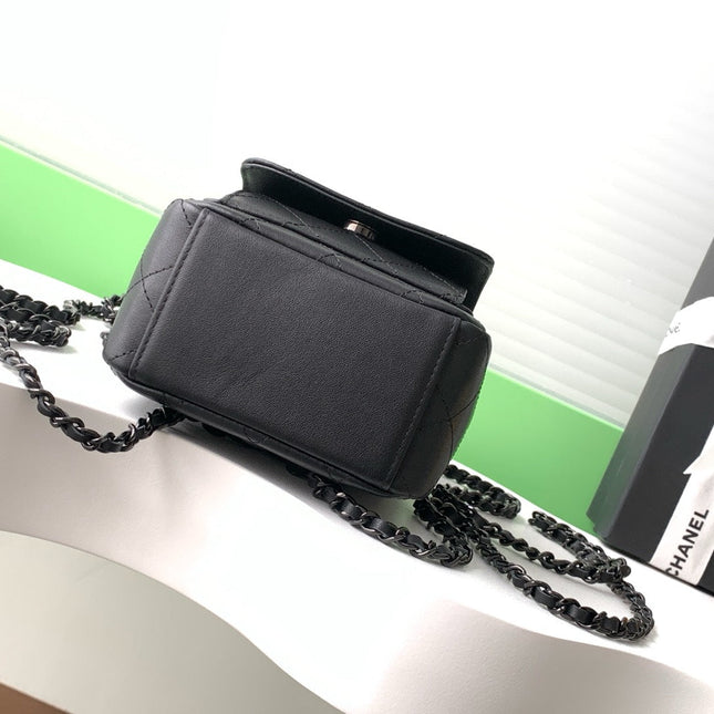 SMALL BACKPACK 25 IN BLACK CALFSKIN BLACK CHAIN