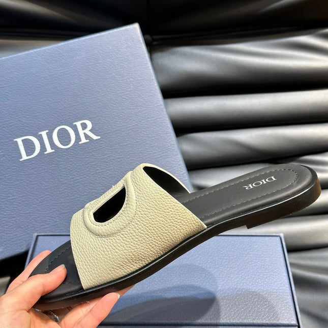 CD D-CLUB SLIDE SLIPPER LIGHT IVORY GRAINED CALFSKIN