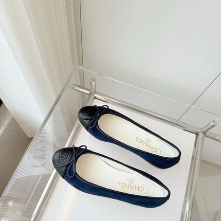 BALLET FLAT IN BLACK CALFSKIN AND NAVY BLUE SUEDE