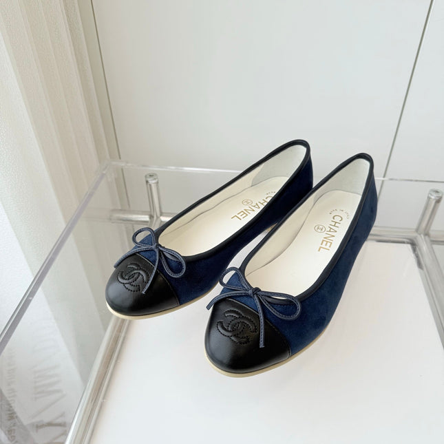 BALLET FLAT IN BLACK CALFSKIN AND NAVY BLUE SUEDE