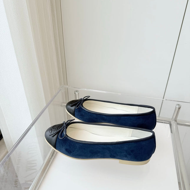BALLET FLAT IN BLACK CALFSKIN AND NAVY BLUE SUEDE