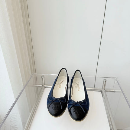 BALLET FLAT IN BLACK CALFSKIN AND NAVY BLUE SUEDE