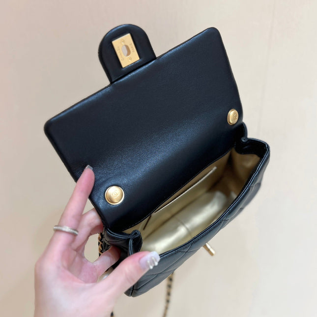 25S CHANEL CROSSBODY HANDBAG 20 IN BLACK LAMBSKIN WITH PEARL CHAIN