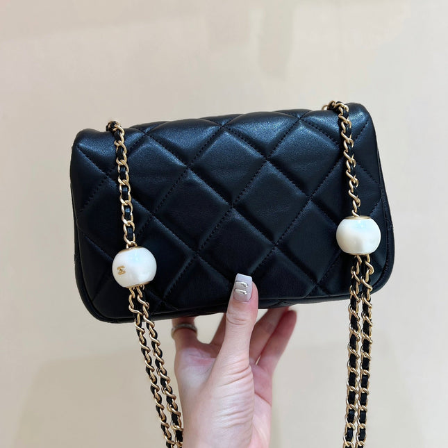 25S CHANEL CROSSBODY HANDBAG 20 IN BLACK LAMBSKIN WITH PEARL CHAIN