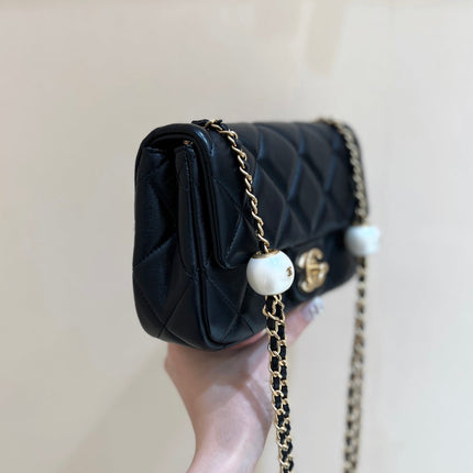 25S CHANEL CROSSBODY HANDBAG 20 IN BLACK LAMBSKIN WITH PEARL CHAIN