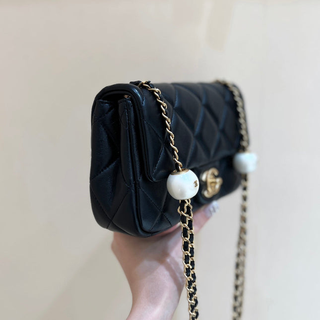 25S CHANEL CROSSBODY HANDBAG 20 IN BLACK LAMBSKIN WITH PEARL CHAIN