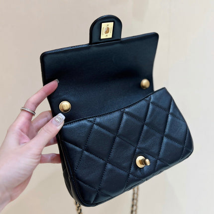 25S CHANEL CROSSBODY HANDBAG 20 IN BLACK LAMBSKIN WITH PEARL CHAIN