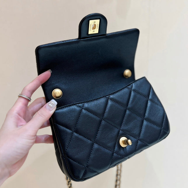 25S CHANEL CROSSBODY HANDBAG 20 IN BLACK LAMBSKIN WITH PEARL CHAIN