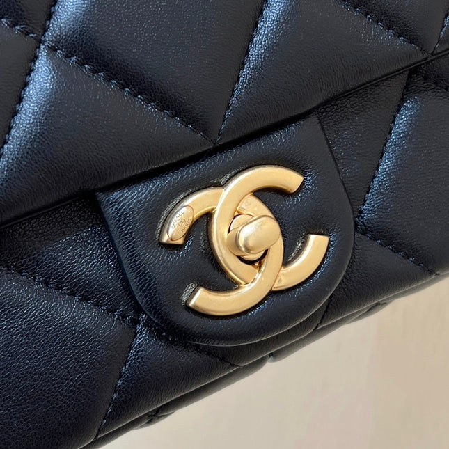 25S CHANEL CROSSBODY HANDBAG 20 IN BLACK LAMBSKIN WITH PEARL CHAIN
