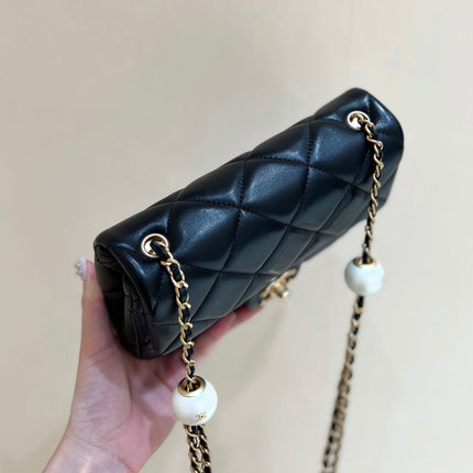 25S CHANEL CROSSBODY HANDBAG 20 IN BLACK LAMBSKIN WITH PEARL CHAIN