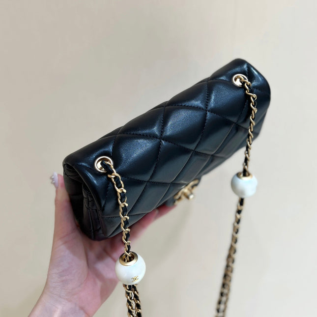25S CHANEL CROSSBODY HANDBAG 20 IN BLACK LAMBSKIN WITH PEARL CHAIN