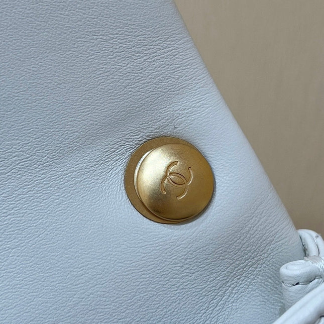25S CHANEL CROSSBODY HANDBAG 17 IN WHITE LAMBSKIN GOLD HARDWARE