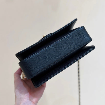 RETRO STYLE FLAP BAG 19 IN BLACK GRAINED CALFSKIN GOLD HARDWARE