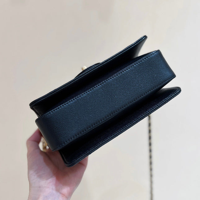 RETRO STYLE FLAP BAG 19 IN BLACK GRAINED CALFSKIN GOLD HARDWARE
