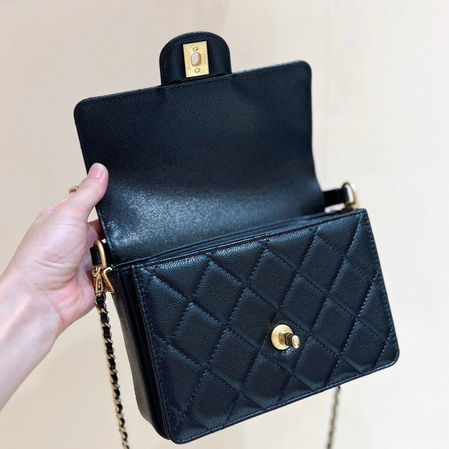 RETRO STYLE FLAP BAG 19 IN BLACK GRAINED CALFSKIN GOLD HARDWARE