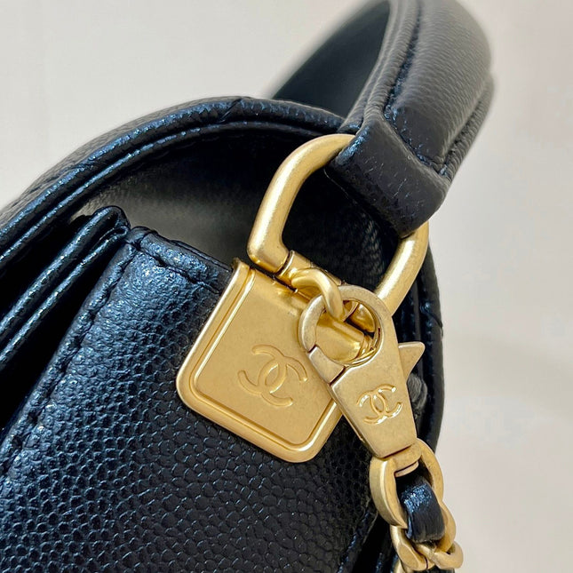 RETRO STYLE FLAP BAG 19 IN BLACK GRAINED CALFSKIN GOLD HARDWARE