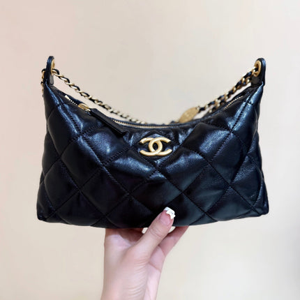 QUILTED HOBO SHOULDER BAG 26 IN BLACK GLOSSY LAMBSKIN