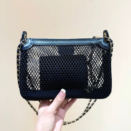 MESH POUCH 20 IN BLACK EFFECT LAMBSKIN WITH GOLD HARDWARE