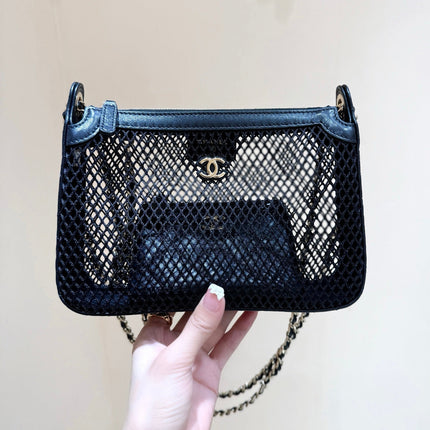 MESH POUCH 20 IN BLACK EFFECT LAMBSKIN WITH GOLD HARDWARE