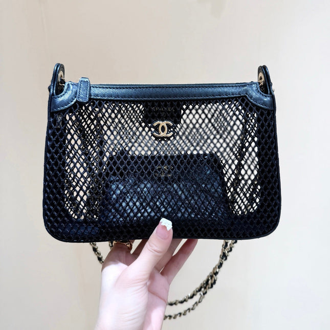 MESH POUCH 20 IN BLACK EFFECT LAMBSKIN WITH GOLD HARDWARE