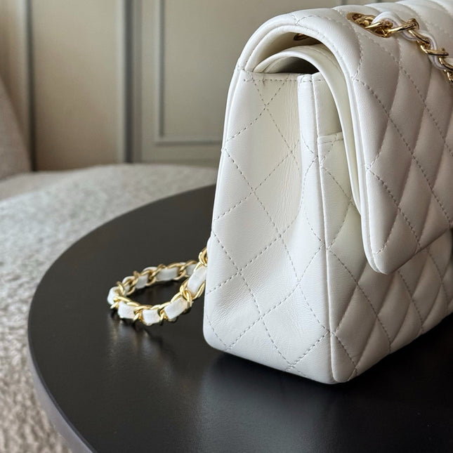 CHANEL 25S CLASSIC FLAP BAG 25 CM IN WHITE LAMBSKIN WITH GOLD HARDWARE