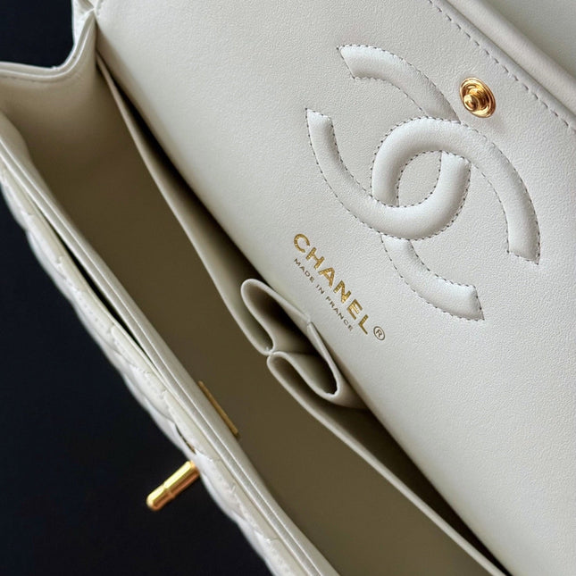 CHANEL 25S CLASSIC FLAP BAG 25 CM IN WHITE LAMBSKIN WITH GOLD HARDWARE