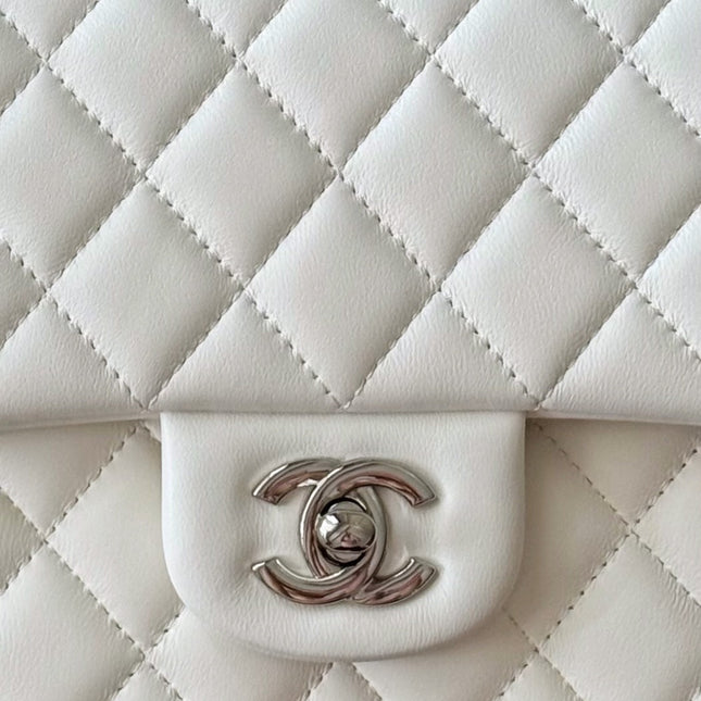 CHANEL 25S CLASSIC FLAP BAG 25 CM IN WHITE LAMBSKIN WITH SILVER HARDWARE