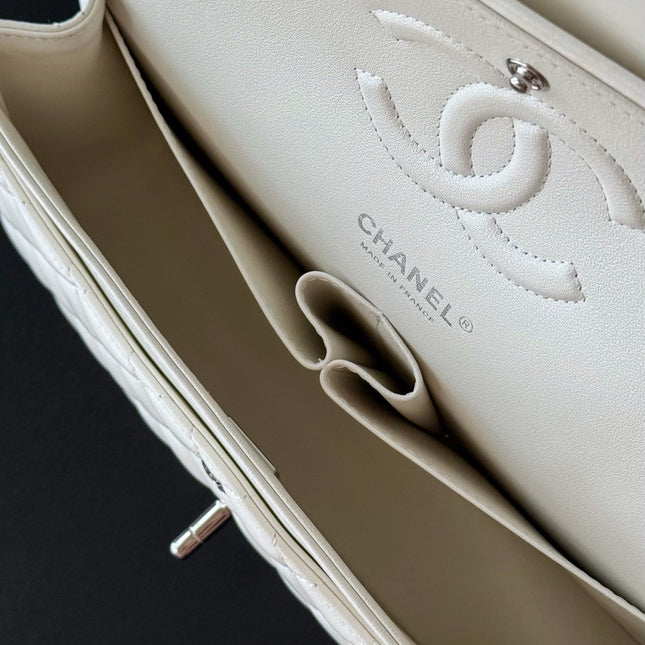 CHANEL 25S CLASSIC FLAP BAG 25 CM IN WHITE LAMBSKIN WITH SILVER HARDWARE