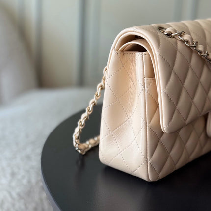 CHANEL 25S CLASSIC FLAP BAG 25 CM IN LIGHT BEIGE LAMBSKIN WITH GOLD HARDWARE